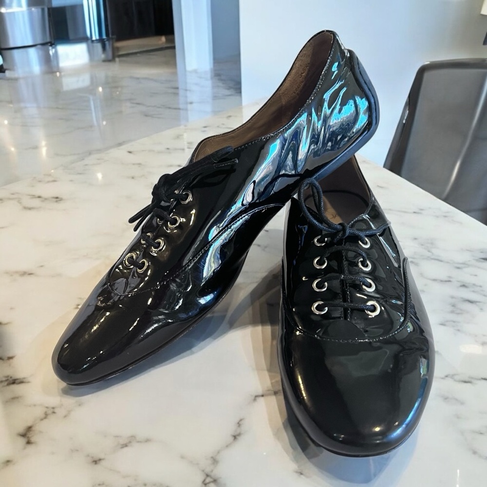 Vintage Joan and David patent leather tie up loafers. Gorgeous. Size 8